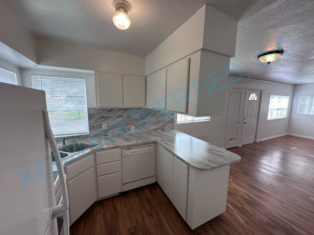 Building Photo - Charming 2-Bed Bungalow Retreat in Heart of Portland – Cozy 850 Sq Ft Space Awaits!