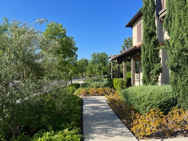 Building Photo - Desirable Eastwood Village Home
