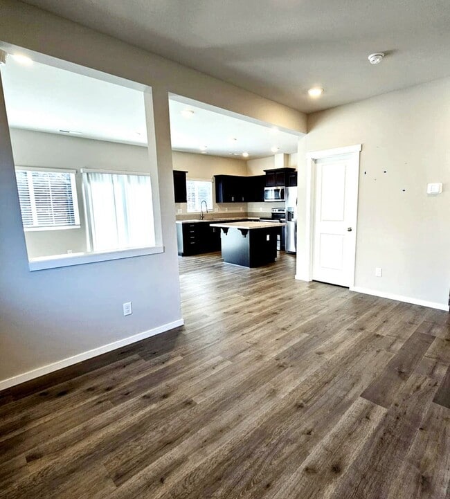 Building Photo - Immaculate and spacious 3 bed townhouse in convenient CK location