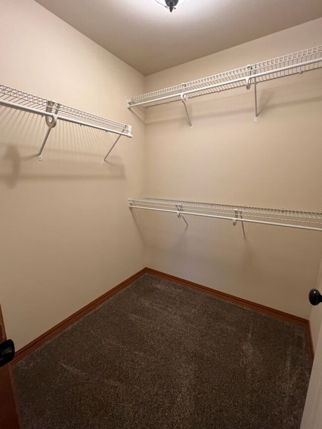 Building Photo - 3 bed/2.5 bath townhome! Double garage, a/...