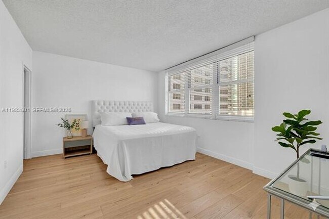 Building Photo - 801 Brickell Bay Dr