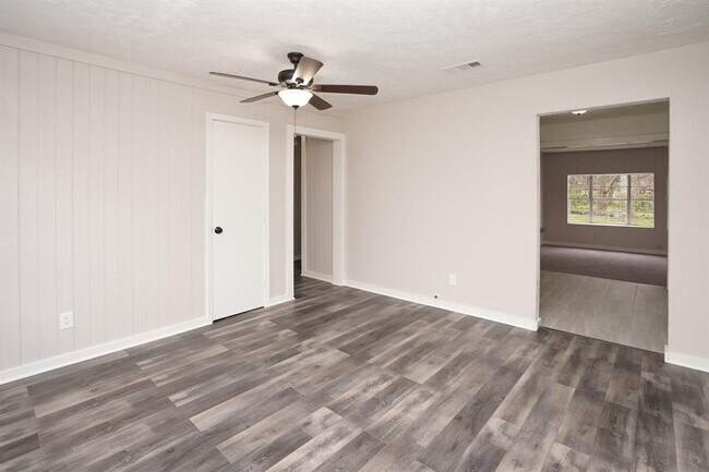 Building Photo - 805 Horncastle St