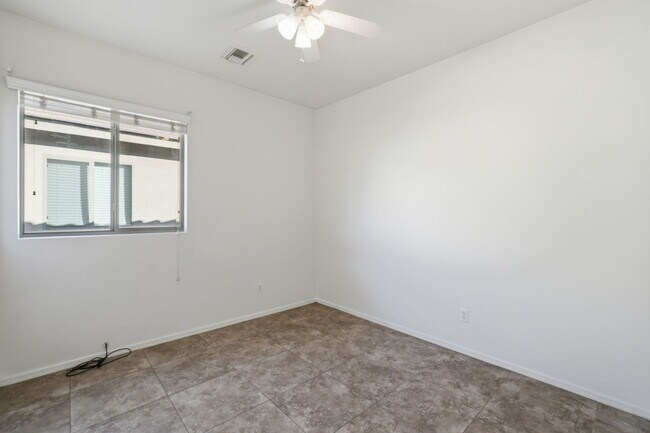 Building Photo - 907 E Catkins Pl