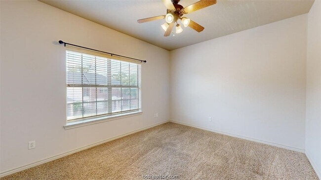 Building Photo - 211 Forest Dr Loop