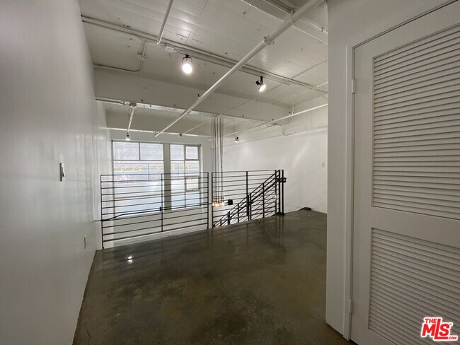 Building Photo - 1130 Flower St
