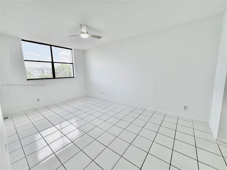 Building Photo - 2401 Riverside Dr