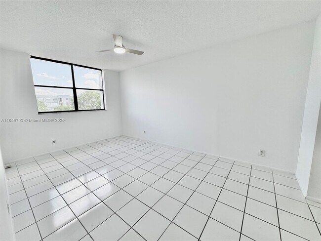 Building Photo - 2401 Riverside Dr