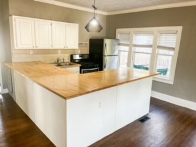 Building Photo - 3 Bedroom & 1 Bath In Paseo District (Cont...