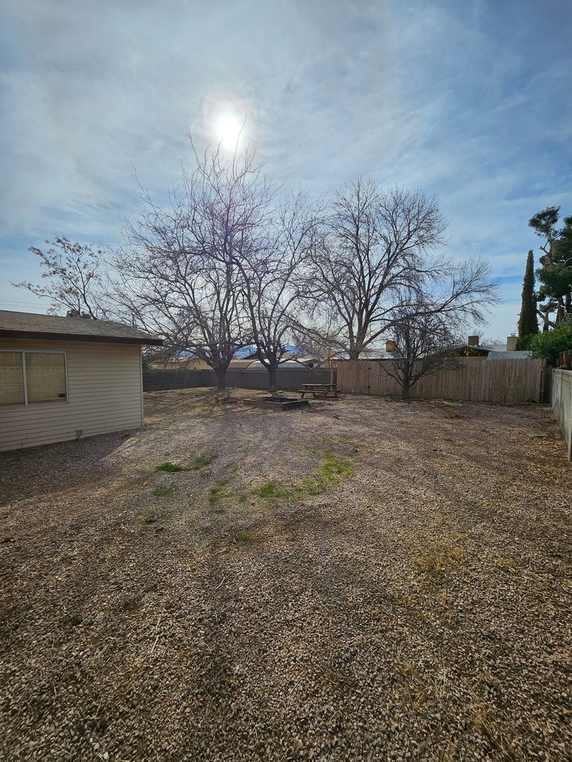 Building Photo - 1080 Hillside Dr