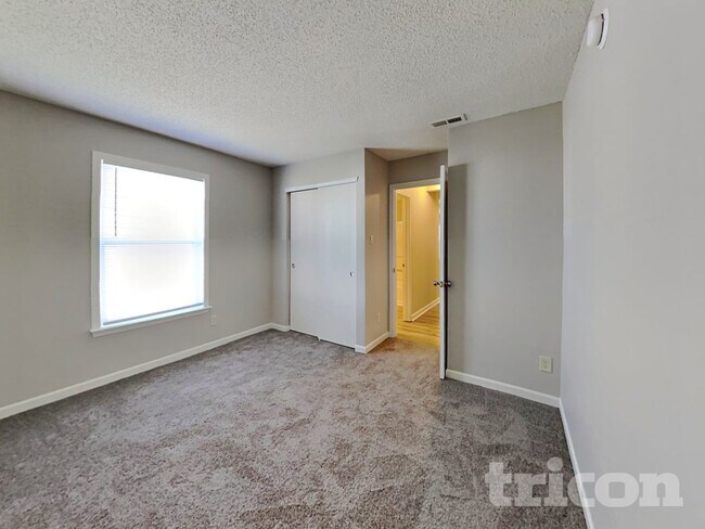 Building Photo - 940 Ravine Dr