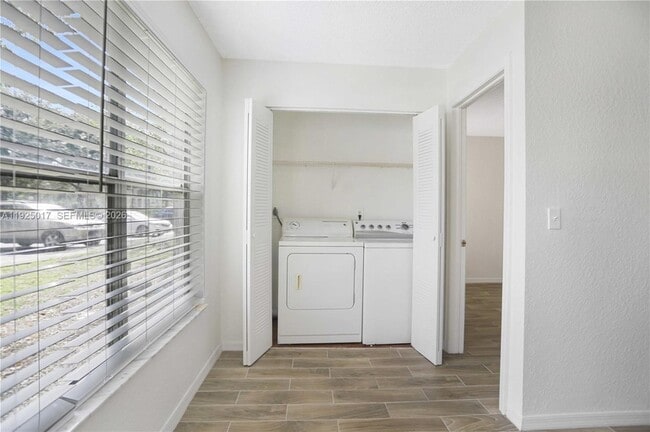 Building Photo - 417 Vista Isles Dr