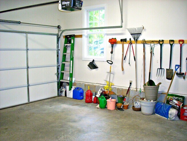 Building Photo - 3-4 BR / 2.5 BA Lovely Two-Story in The Highlands