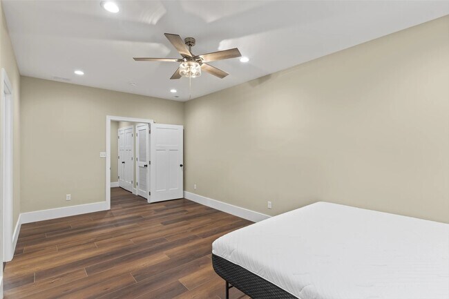 Building Photo - 5424 Delmar Ct