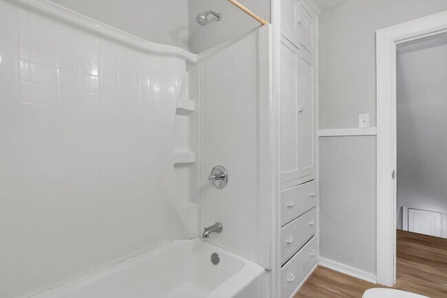 Building Photo - 1038-1040 Forest St