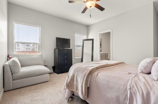 Building Photo - Charming 3BR 2BATH House in Commerce City