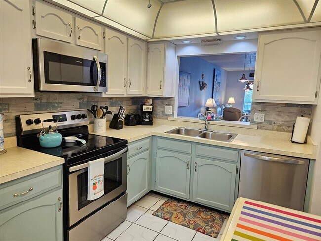 Building Photo - 340 3 Lakes Ln