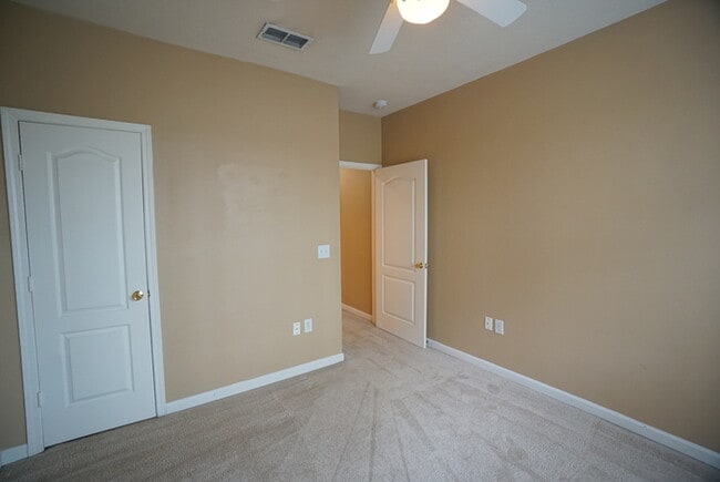 Building Photo - 2-Bed, 2-Bath, Condo with Garage in The Villas Condominiums