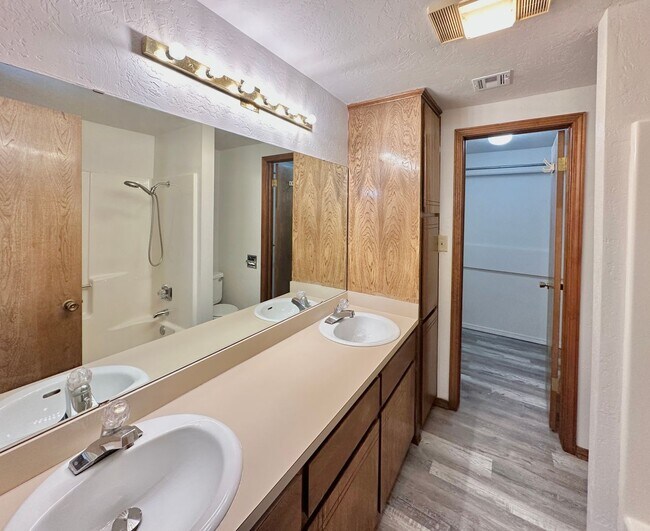 Building Photo - 2502 NE Kingsbriar Pl