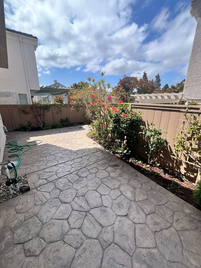 Building Photo - Spacious 3-Bedroom, 2.5-Bathroom Home