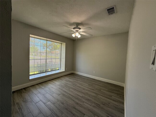 Building Photo - 9503 Homeland Dr