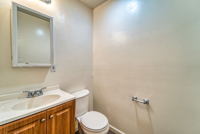 Building Photo - Bright & Comfortable 3BD Home with Great Features