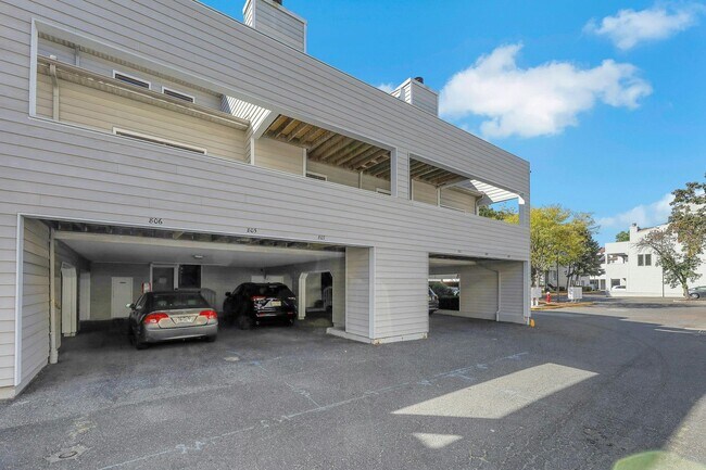 Building Photo - 806 Spinnaker Ct