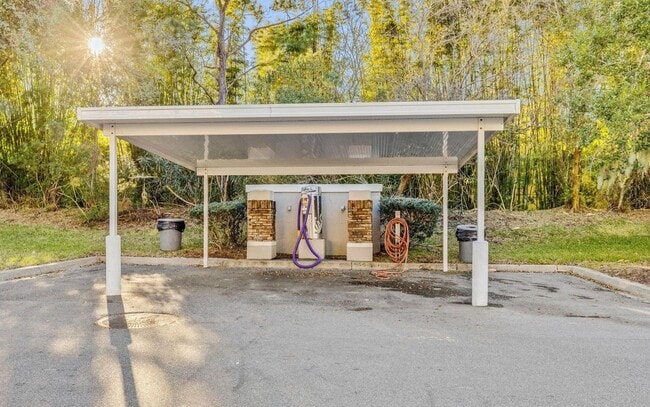 Building Photo - Beautifully updated 2 bed, 2 bath third-fl...