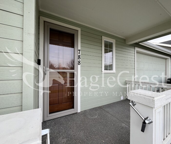 Building Photo - Spacious & Stylish 3-Bedroom Home in a Charming Neighborhood Near Walking Paths