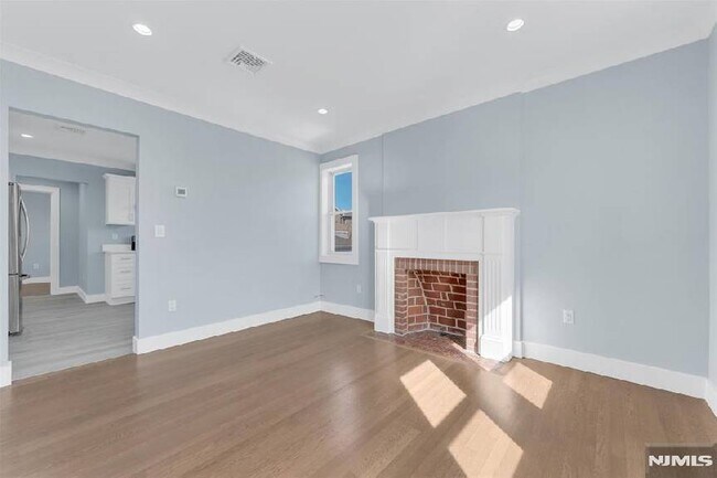 Building Photo - Renovated Modern 2 Bedroom -  No Fee