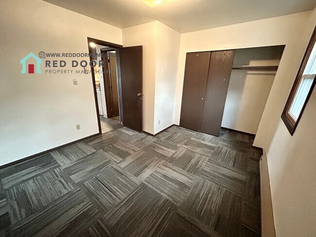 Building Photo - 621 Park Dr N