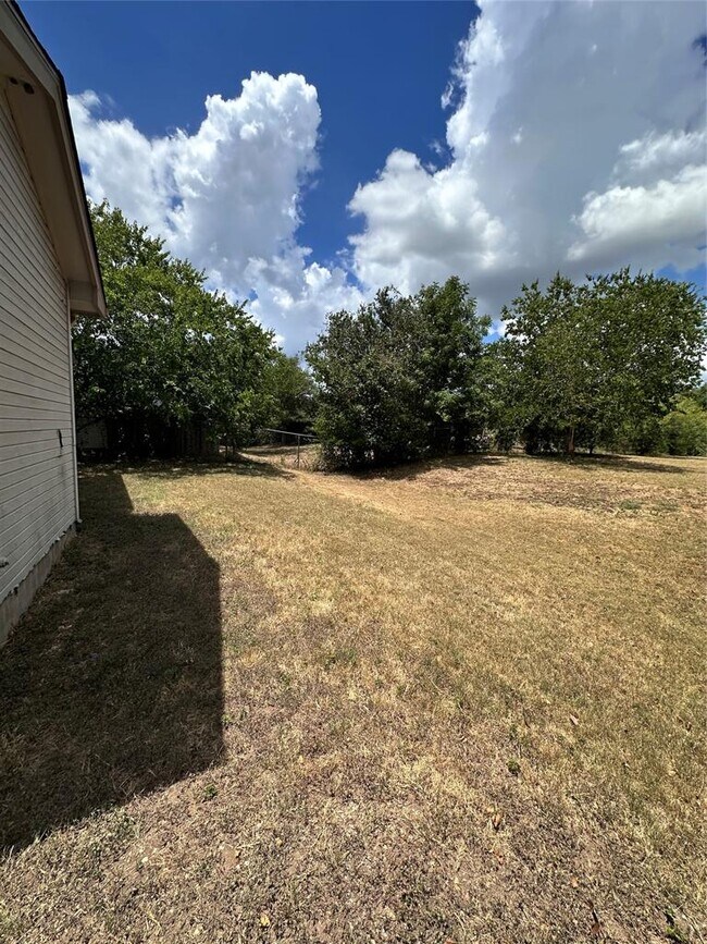 Building Photo - 4500 Silverstone Dr