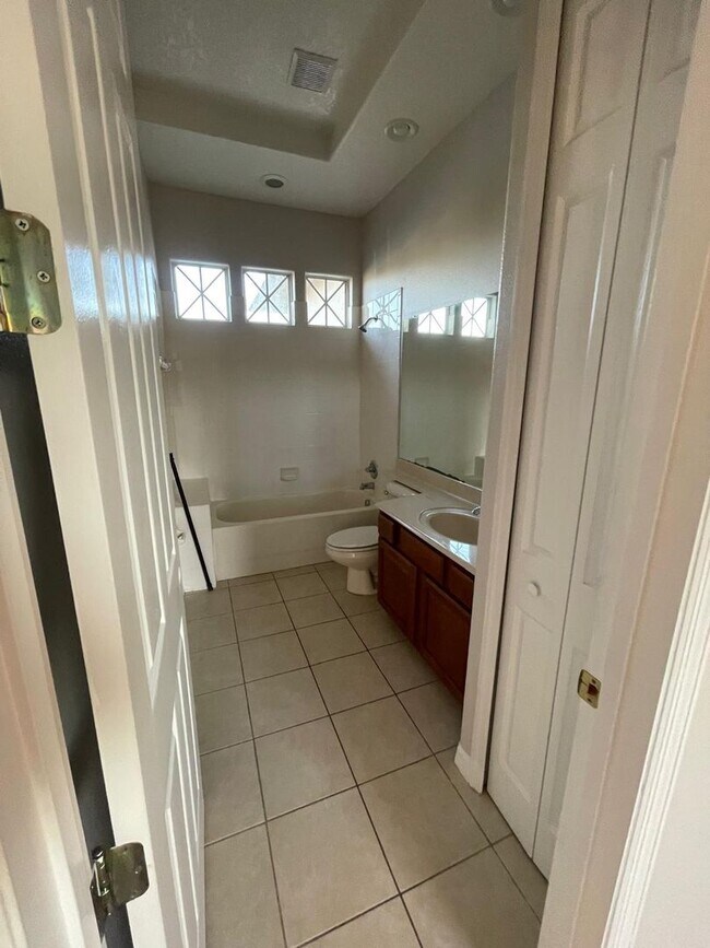 Building Photo - BRISTOL ESTATES 4 BEDRROM, 4 BATHROOMS, 3 CAR GARAGE HOUSE