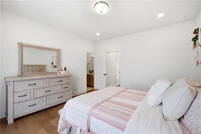 Building Photo - 4510 Hawthorn Cir