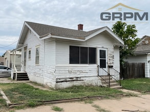 Building Photo - 1 Bedroom Home with Garage