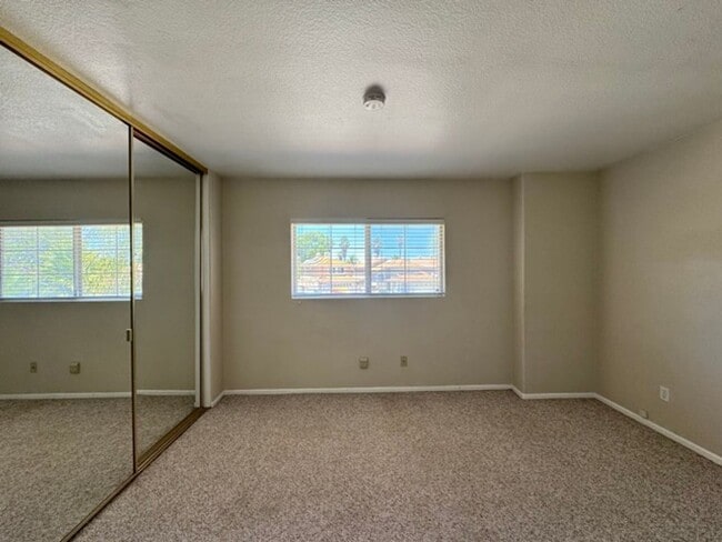 Building Photo - Spacious 4 Bedroom Home with Expansive Bac...