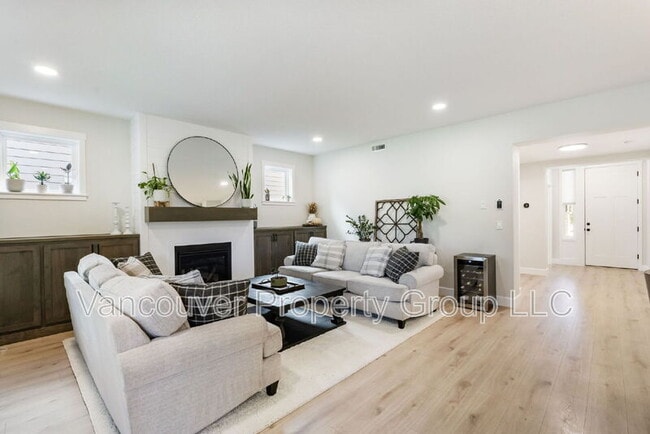 Building Photo - 746 SE 38th St