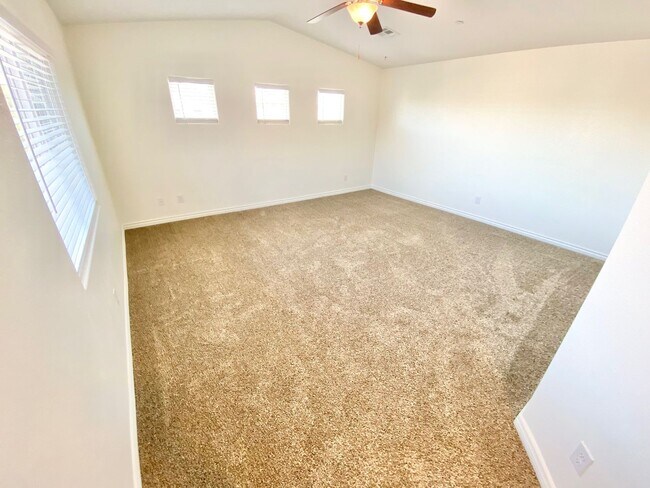 Building Photo - Inviting home with relaxing backyard spa in desirable Henderson location