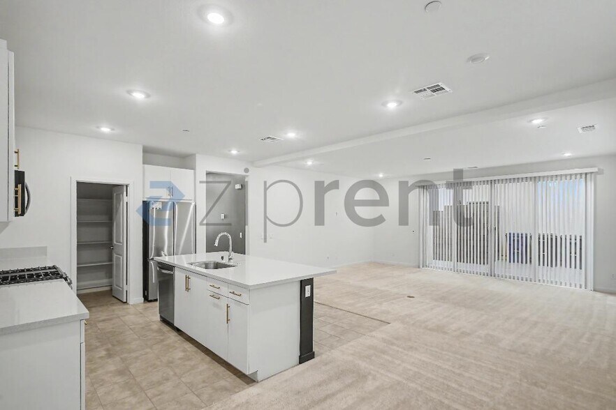 Building Photo - Unit