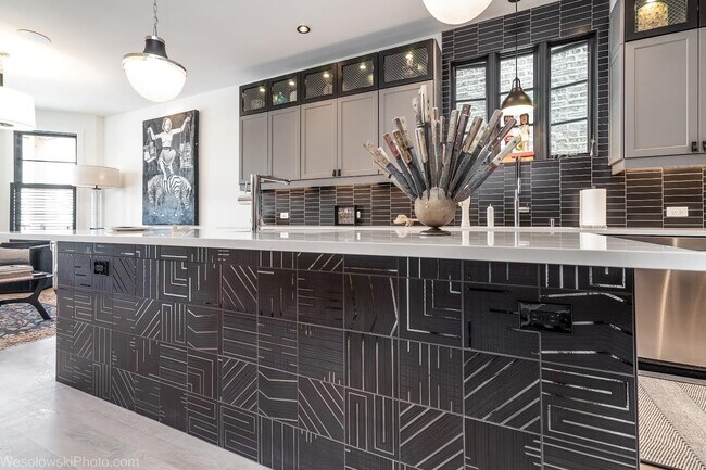 Building Photo - 2041 W Cuyler Ave