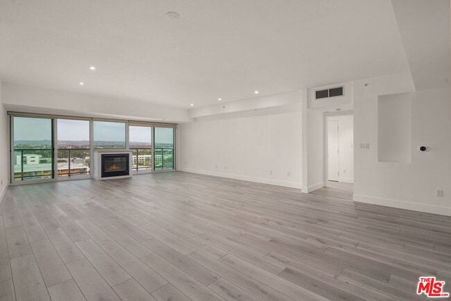 Building Photo - 13600 Marina Pointe Dr