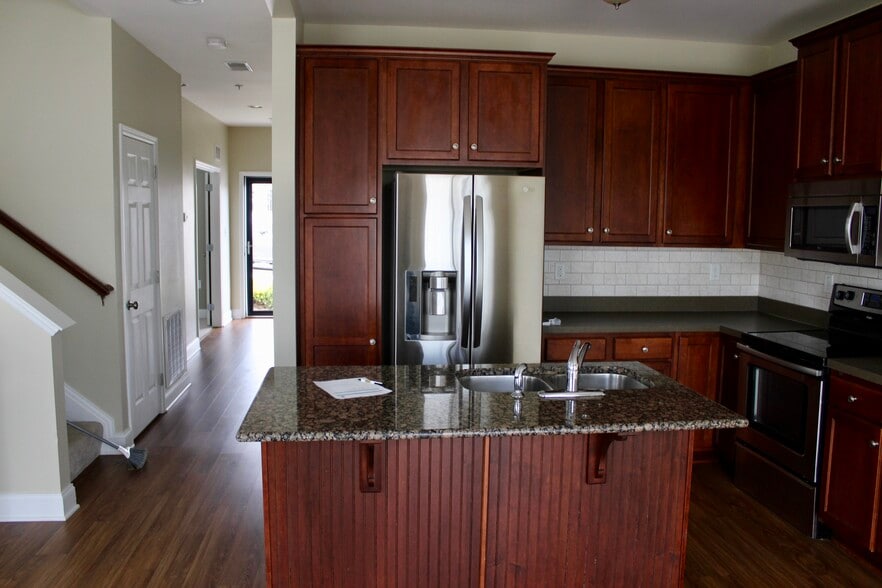 Building Photo - 855 Fawn Ln