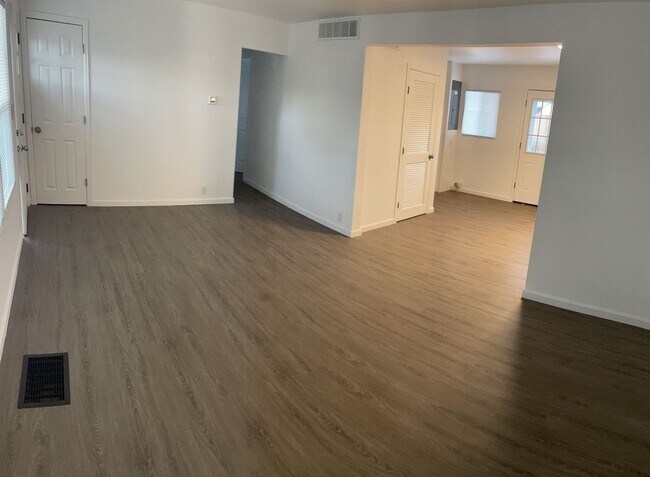 Building Photo - NEWLY REMODELED 3 BEDROOM RANCHER IN STRAT...