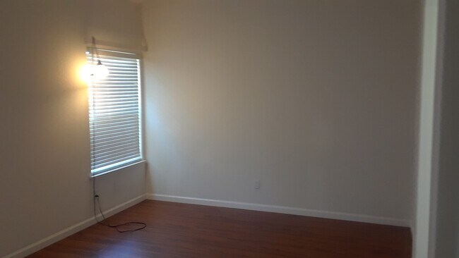 Building Photo - Spacious 3 bedroom home near Roseville Galleria Mall