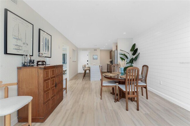 Building Photo - 1500 Park Beach Cir