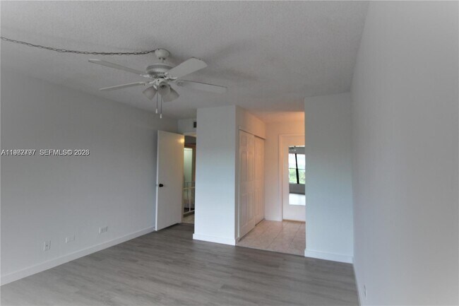 Building Photo - 3680 Inverrary Dr