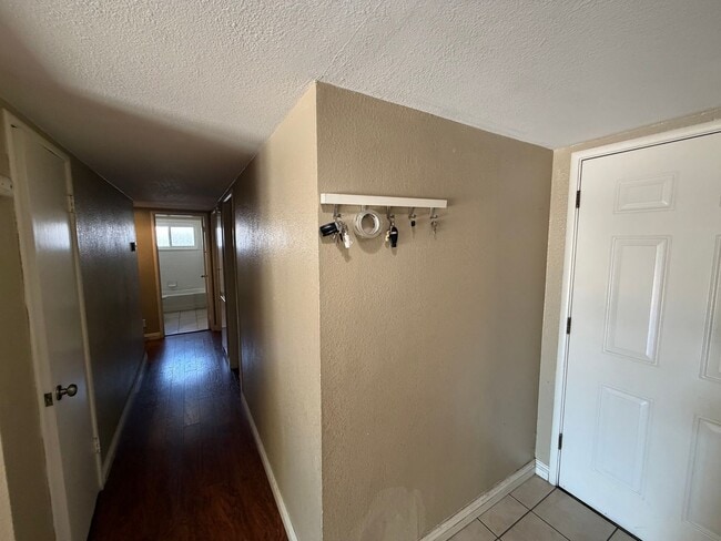 Building Photo - 4752 Crestview Dr