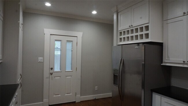 Building Photo - 825 Algregg St