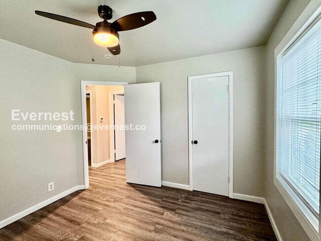Building Photo - 3 Bed/1 Bath Home with Fenced Yard & Garage / Pet-Friendly / Coming Soon!