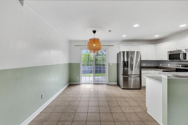 Building Photo - 3 bedroom with Community POOL!