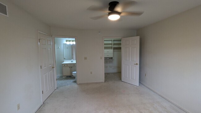 Building Photo - Easy New Berlin Living